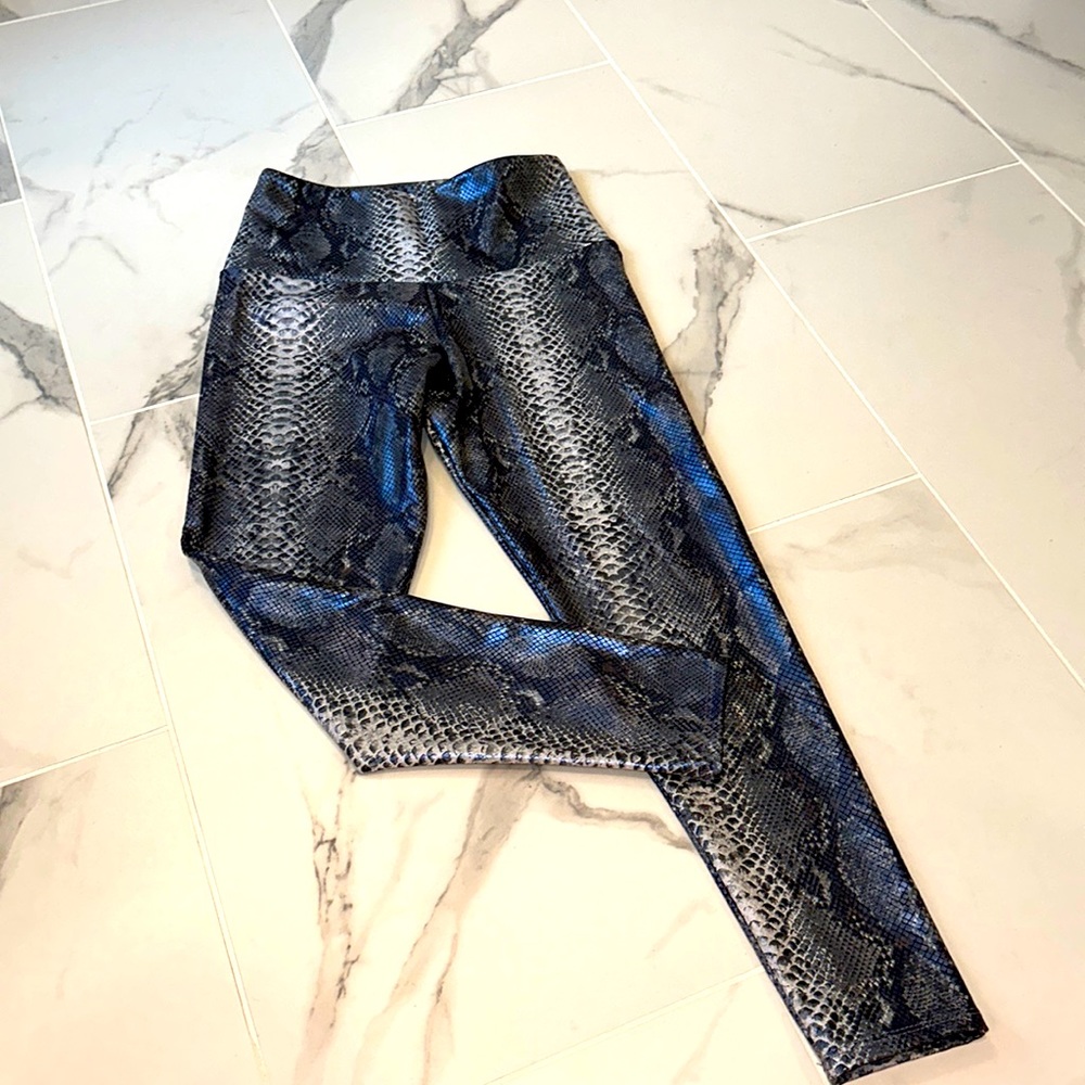 New! Onzie iridescent leggings